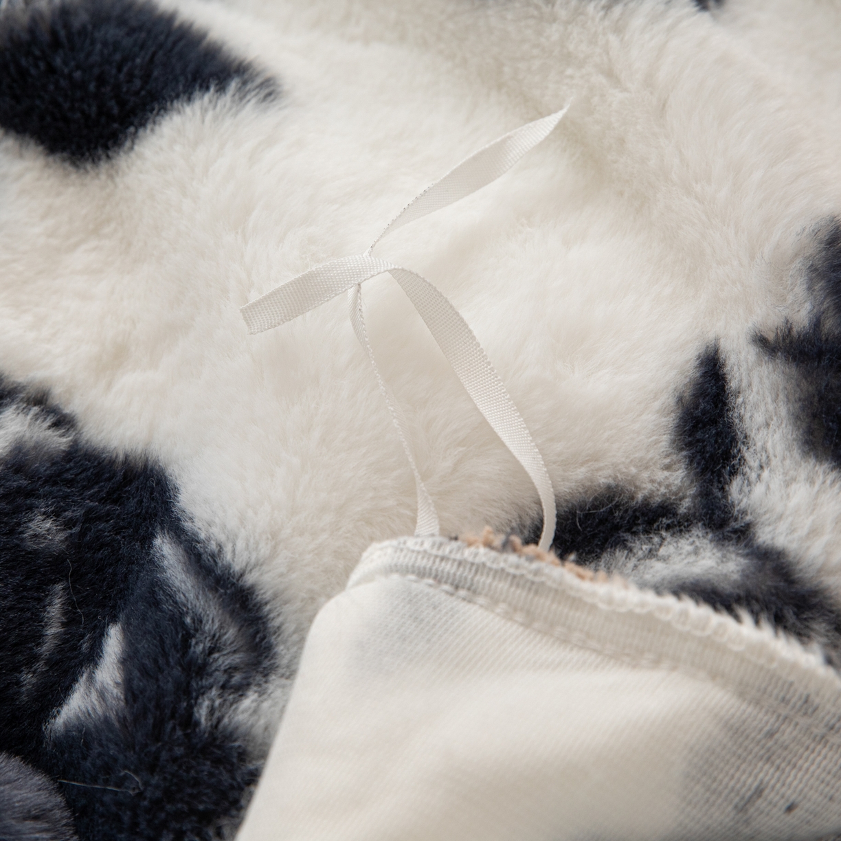 91家纺网 家纺一手货源 找家纺 简宜家居（朝初家纺） 2025新款印花兔兔绒+纯色牛奶绒双拼四件套 墨绒花-奶白