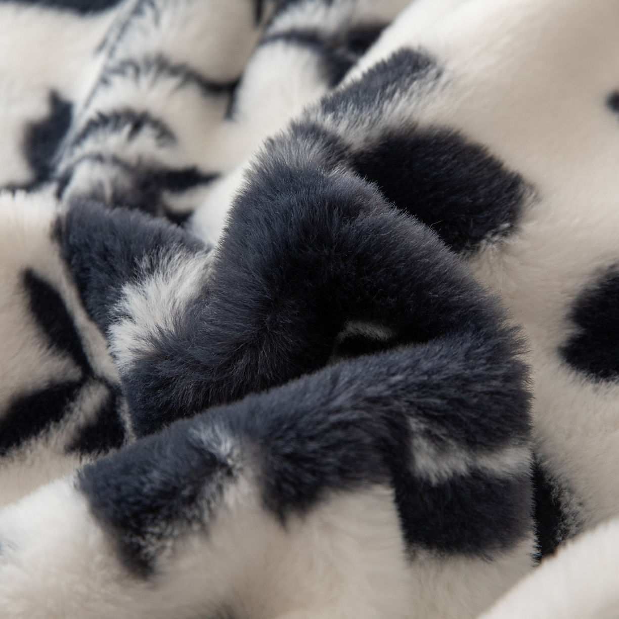 91家纺网 家纺一手货源 找家纺 简宜家居（朝初家纺） 2025新款印花兔兔绒+纯色牛奶绒双拼四件套 墨绒花-奶白