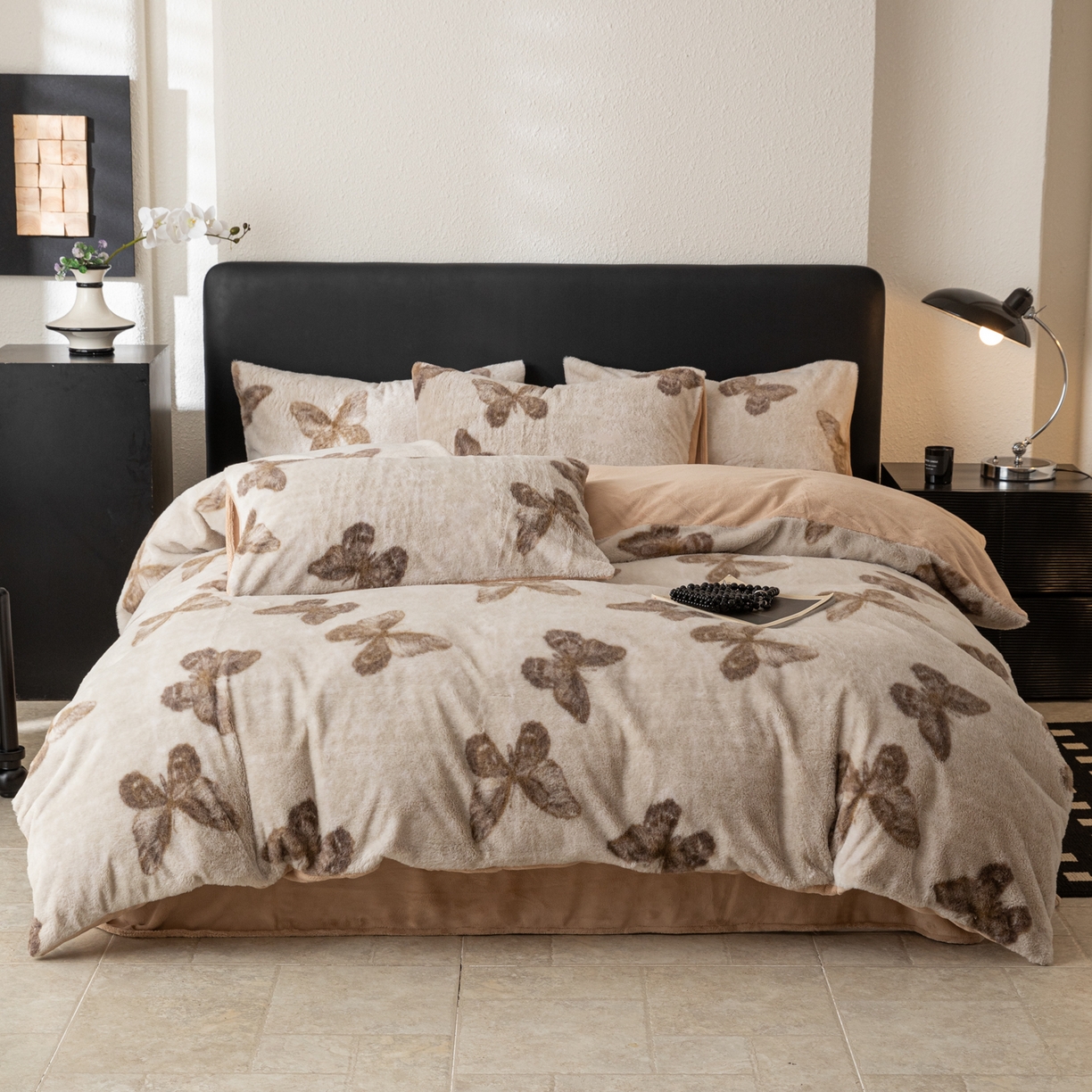 91家纺网 家纺一手货源 找家纺 简宜家居（朝初家纺） 2025新款印花兔兔绒+纯色牛奶绒双拼四件套 蝶影暖绒