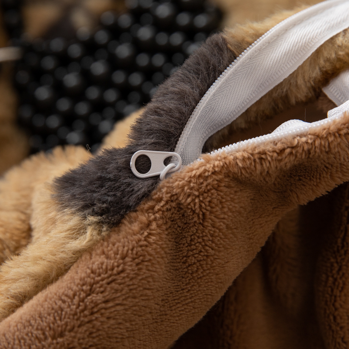 91家纺网 家纺一手货源 找家纺 简宜家居（朝初家纺） 2025新款印花兔兔绒+纯色牛奶绒双拼四件套 秋枝焦糖