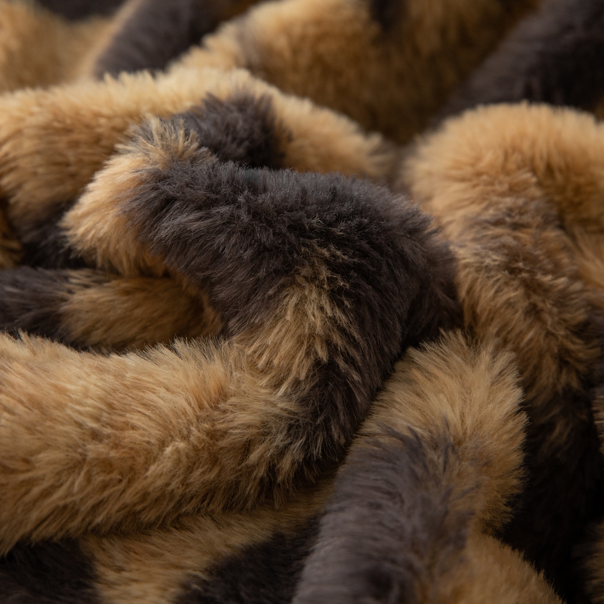 91家纺网 家纺一手货源 找家纺 简宜家居（朝初家纺） 2025新款印花兔兔绒+纯色牛奶绒双拼四件套 秋枝焦糖