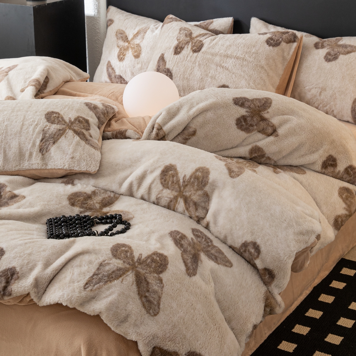 91家纺网 家纺一手货源 找家纺 简宜家居（朝初家纺） 2025新款印花兔兔绒+纯色牛奶绒双拼四件套 蝶影暖绒