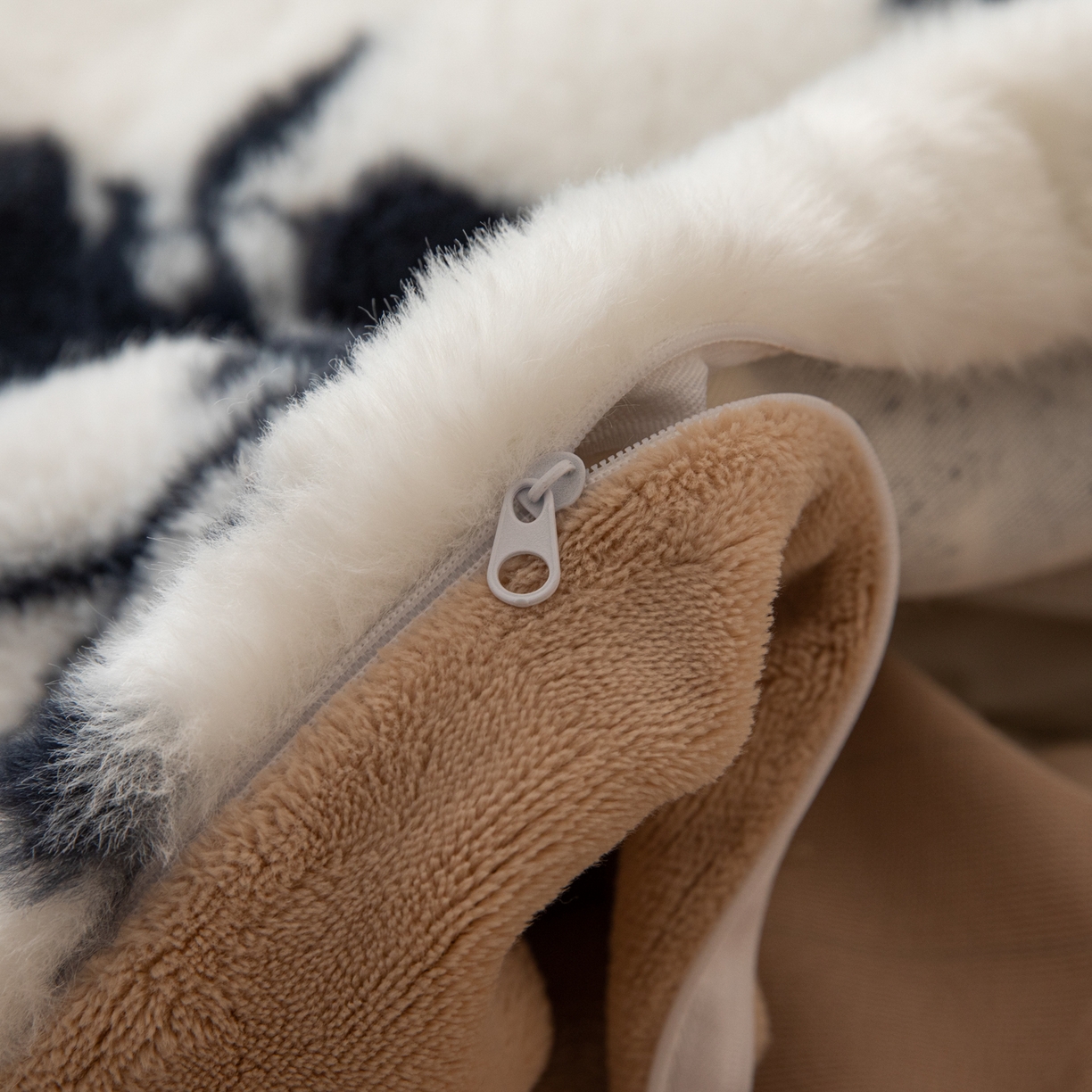 91家纺网 家纺一手货源 找家纺 简宜家居（朝初家纺） 2025新款印花兔兔绒+纯色牛奶绒双拼四件套 墨绒花-奶白