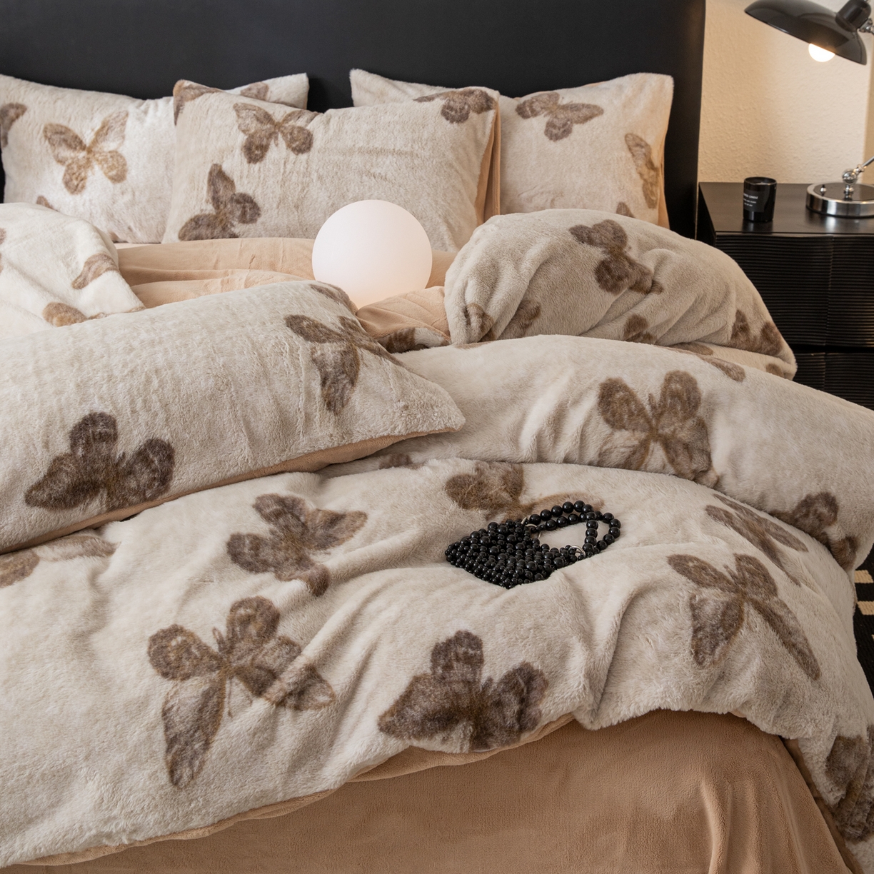 91家纺网 家纺一手货源 找家纺 简宜家居（朝初家纺） 2025新款印花兔兔绒+纯色牛奶绒双拼四件套 蝶影暖绒