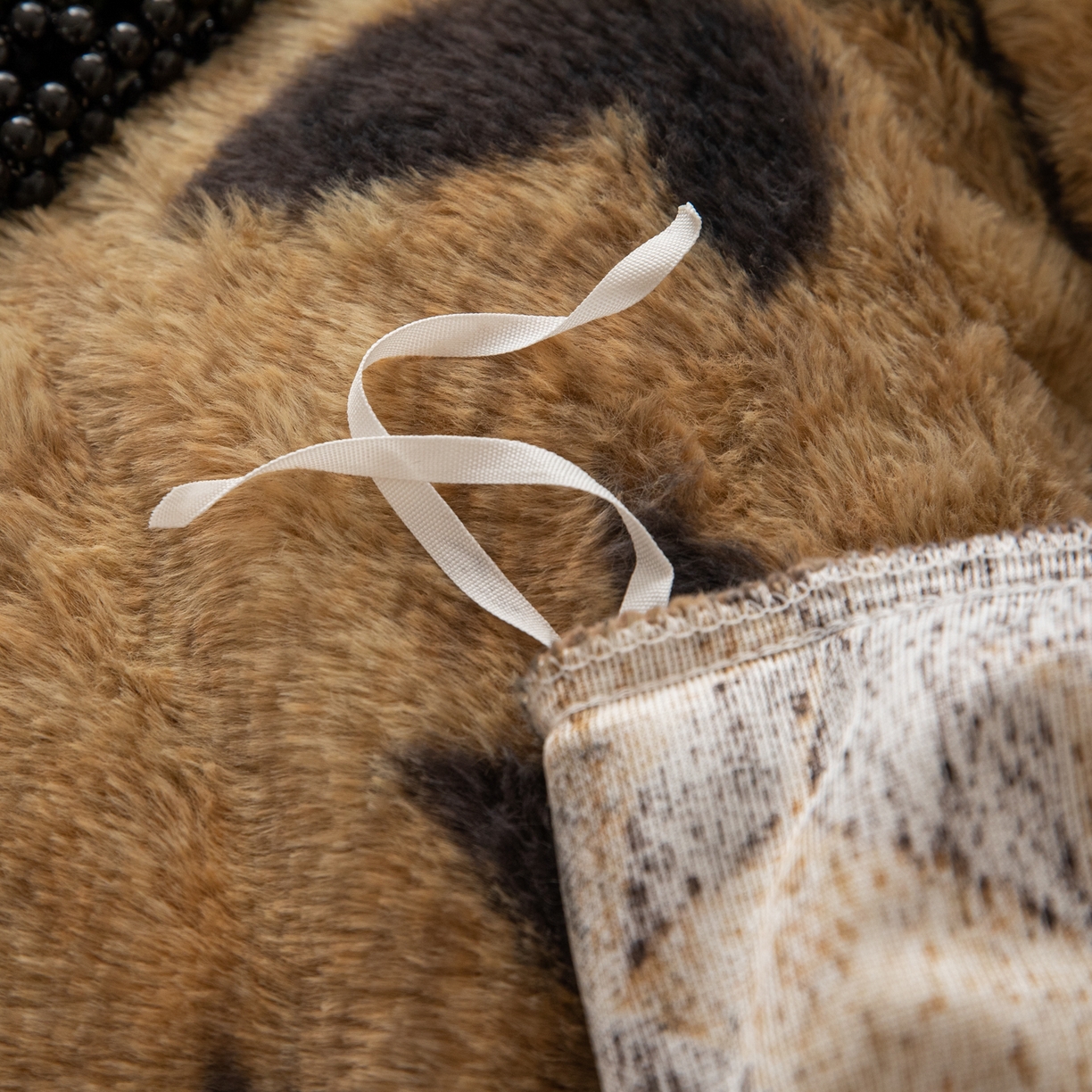 91家纺网 家纺一手货源 找家纺 简宜家居（朝初家纺） 2025新款印花兔兔绒+纯色牛奶绒双拼四件套 秋枝焦糖