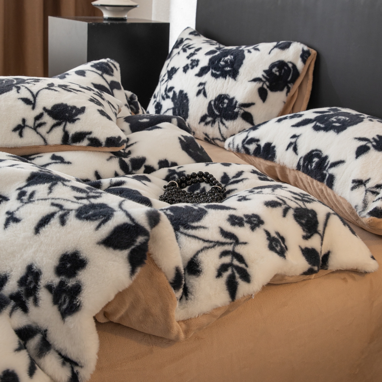 91家纺网 家纺一手货源 找家纺 简宜家居（朝初家纺） 2025新款印花兔兔绒+纯色牛奶绒双拼四件套 墨绒花-奶白