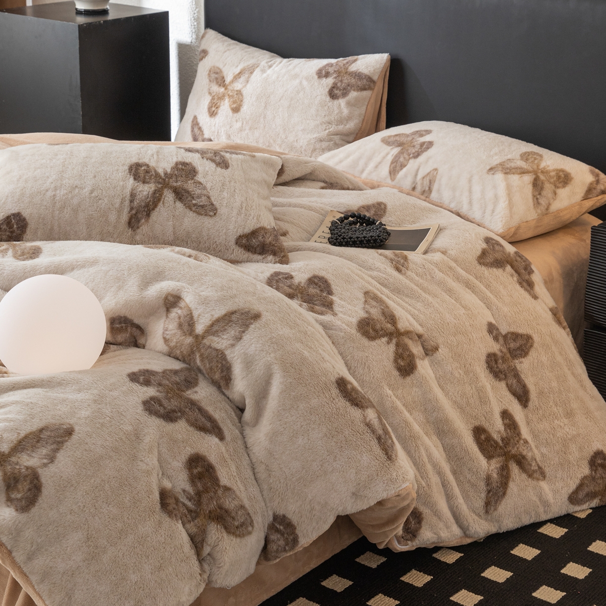 91家纺网 家纺一手货源 找家纺 简宜家居（朝初家纺） 2025新款印花兔兔绒+纯色牛奶绒双拼四件套 蝶影暖绒