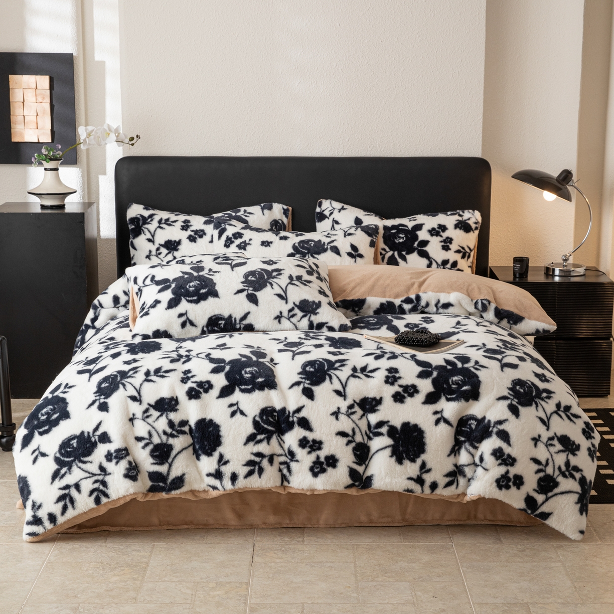 91家纺网 家纺一手货源 找家纺 简宜家居（朝初家纺） 2025新款印花兔兔绒+纯色牛奶绒双拼四件套 墨绒花-奶白