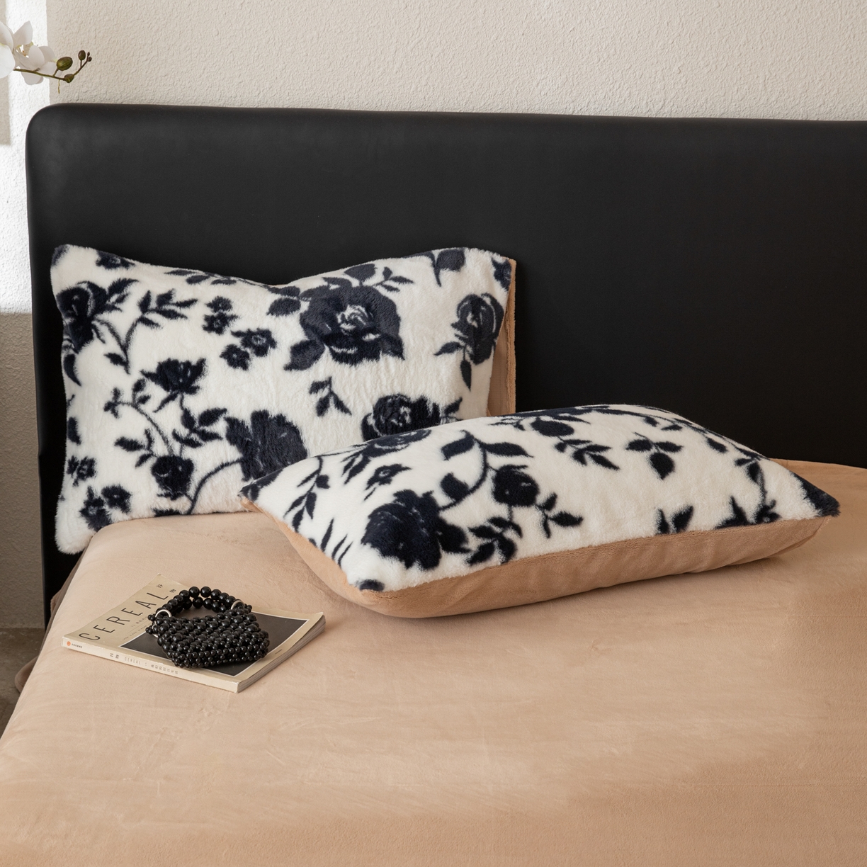 91家纺网 家纺一手货源 找家纺 简宜家居（朝初家纺） 2025新款印花兔兔绒+纯色牛奶绒双拼四件套 墨绒花-奶白