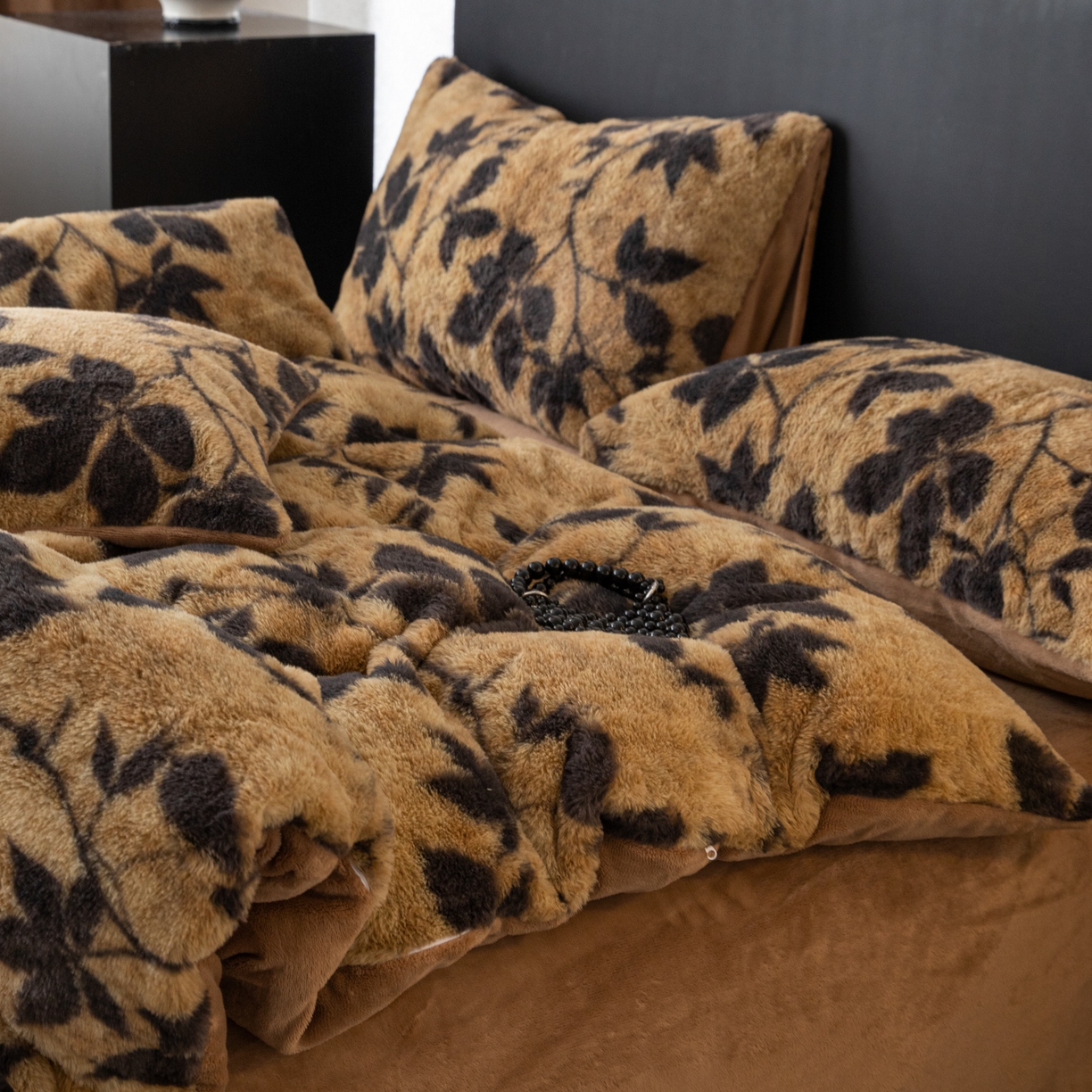 91家纺网 家纺一手货源 找家纺 简宜家居（朝初家纺） 2025新款印花兔兔绒+纯色牛奶绒双拼四件套 秋枝焦糖