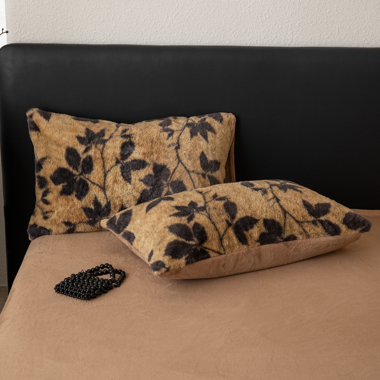 91家纺网 家纺一手货源 找家纺 简宜家居（朝初家纺） 2025新款印花兔兔绒+纯色牛奶绒双拼四件套 秋枝焦糖