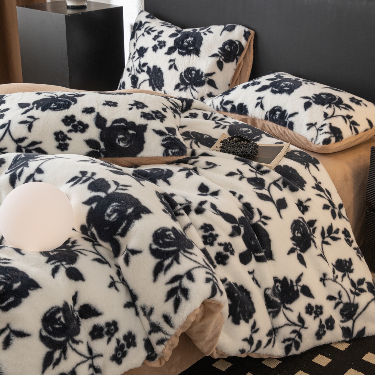 91家纺网 家纺一手货源 找家纺 简宜家居（朝初家纺） 2025新款印花兔兔绒+纯色牛奶绒双拼四件套 墨绒花-奶白