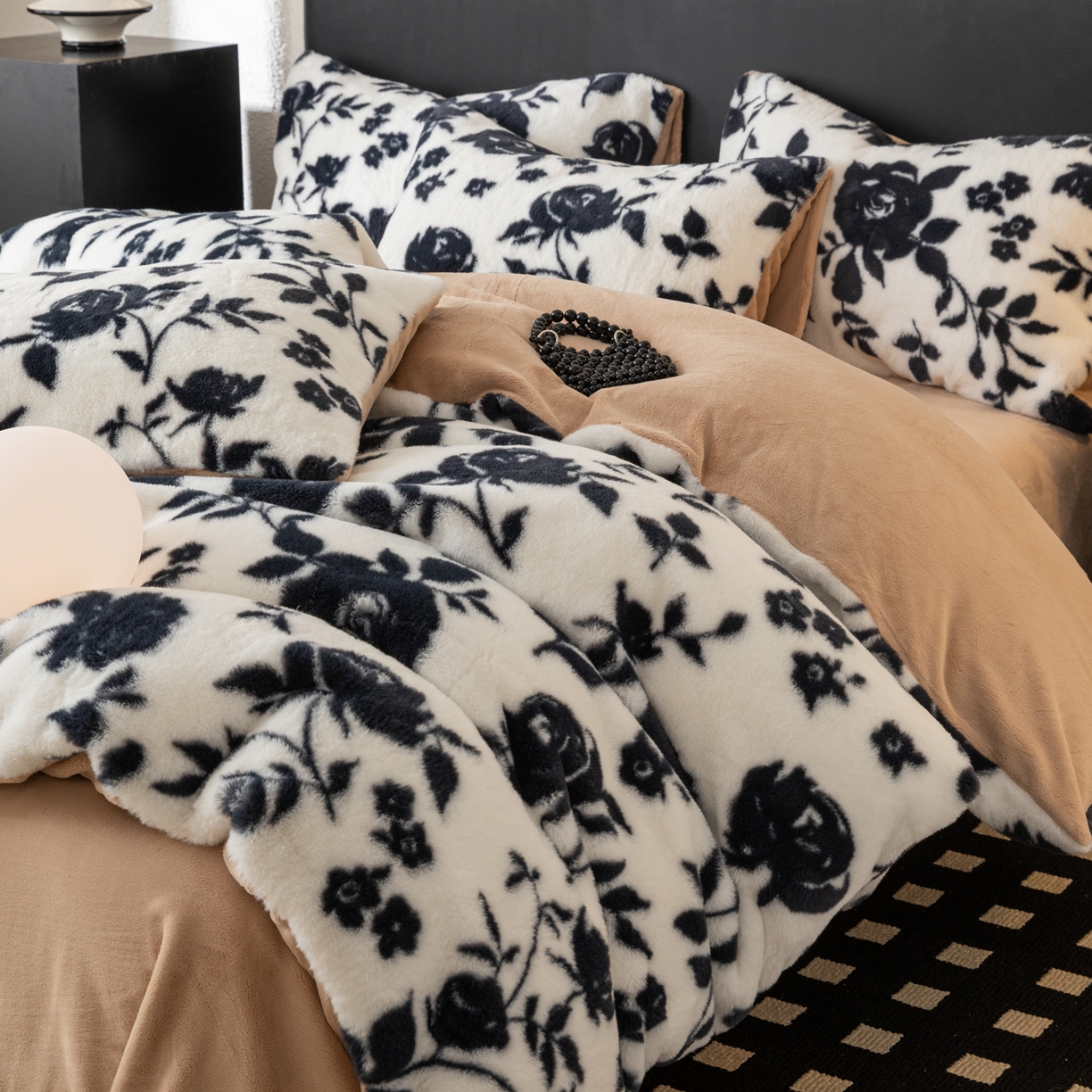 91家纺网 家纺一手货源 找家纺 简宜家居（朝初家纺） 2025新款印花兔兔绒+纯色牛奶绒双拼四件套 墨绒花-奶白