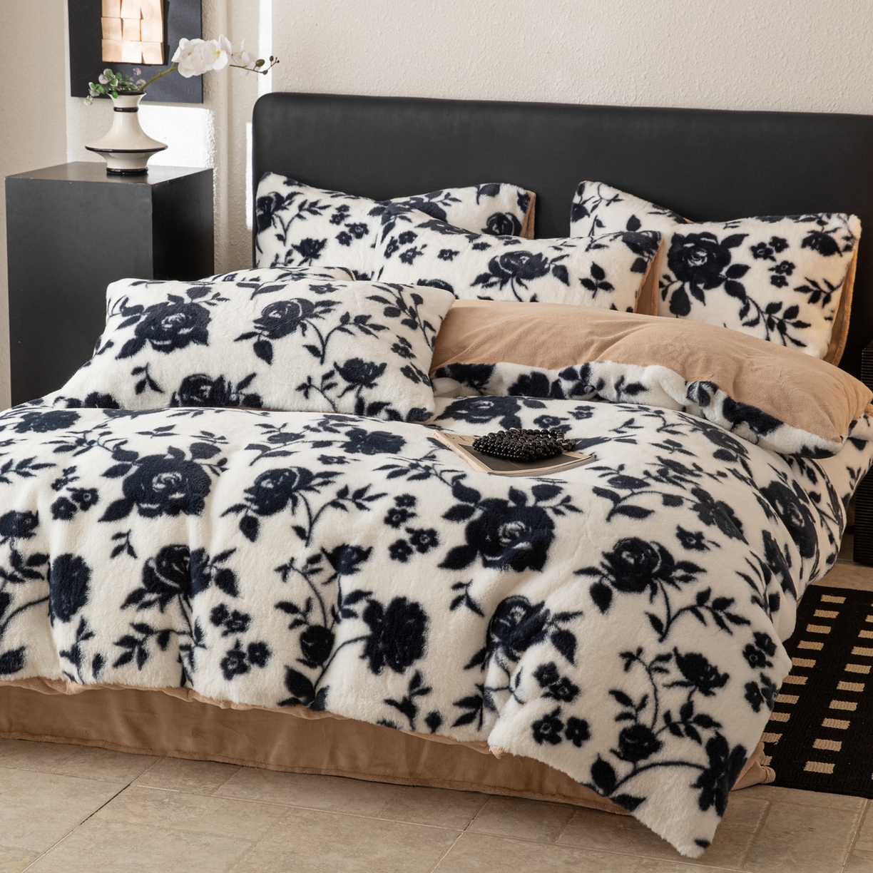 91家纺网 家纺一手货源 找家纺 简宜家居（朝初家纺） 2025新款印花兔兔绒+纯色牛奶绒双拼四件套 墨绒花-奶白