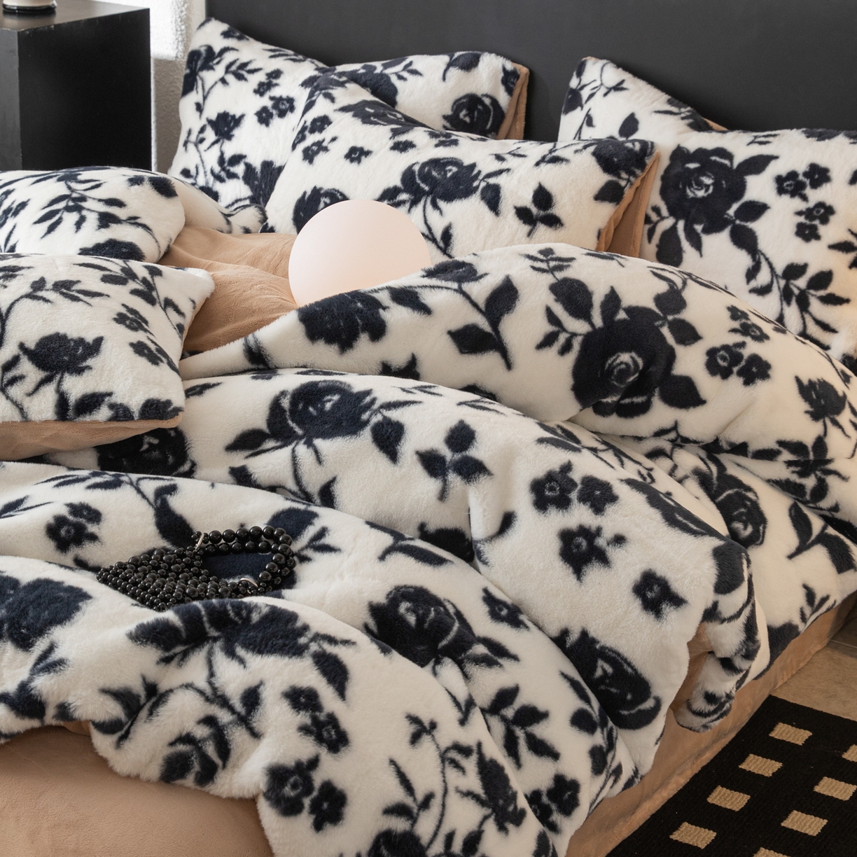 91家纺网 家纺一手货源 找家纺 简宜家居（朝初家纺） 2025新款印花兔兔绒+纯色牛奶绒双拼四件套 墨绒花-奶白