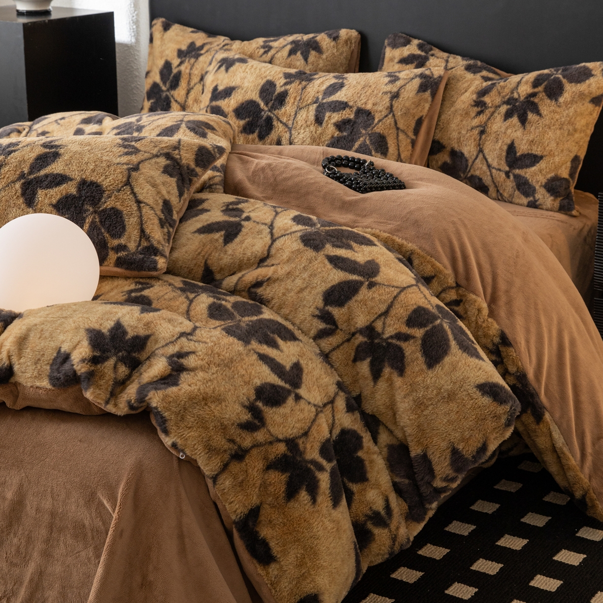 91家纺网 家纺一手货源 找家纺 简宜家居（朝初家纺） 2025新款印花兔兔绒+纯色牛奶绒双拼四件套 秋枝焦糖