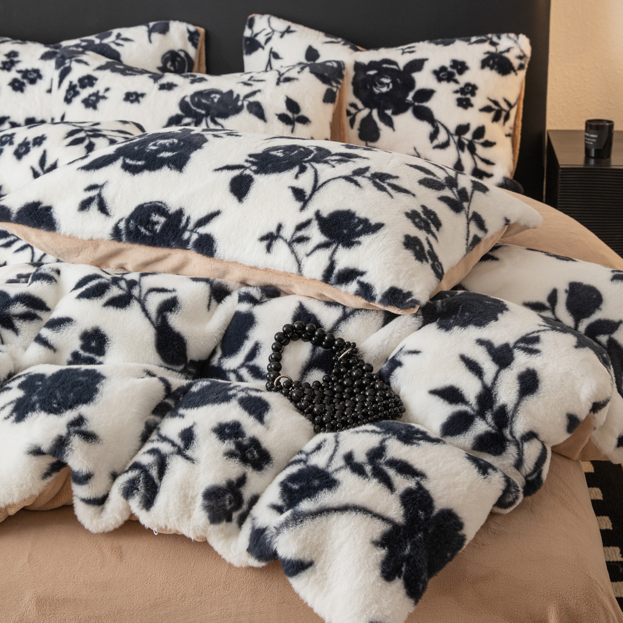 91家纺网 家纺一手货源 找家纺 简宜家居（朝初家纺） 2025新款印花兔兔绒+纯色牛奶绒双拼四件套 墨绒花-奶白