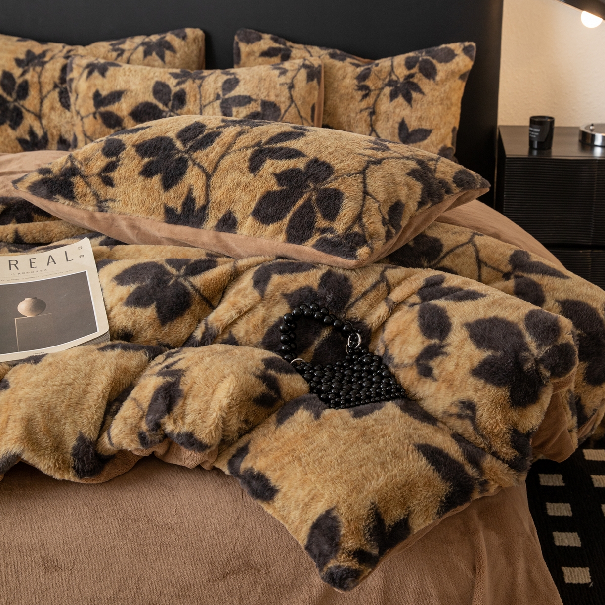 91家纺网 家纺一手货源 找家纺 简宜家居（朝初家纺） 2025新款印花兔兔绒+纯色牛奶绒双拼四件套 秋枝焦糖