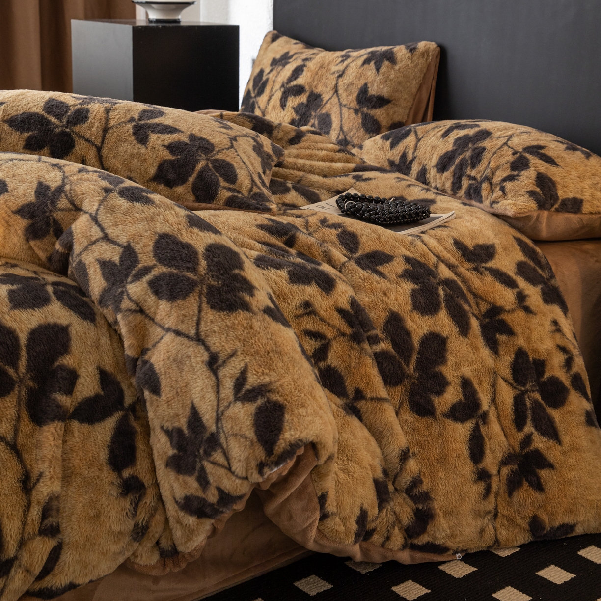 91家纺网 家纺一手货源 找家纺 简宜家居（朝初家纺） 2025新款印花兔兔绒+纯色牛奶绒双拼四件套 秋枝焦糖