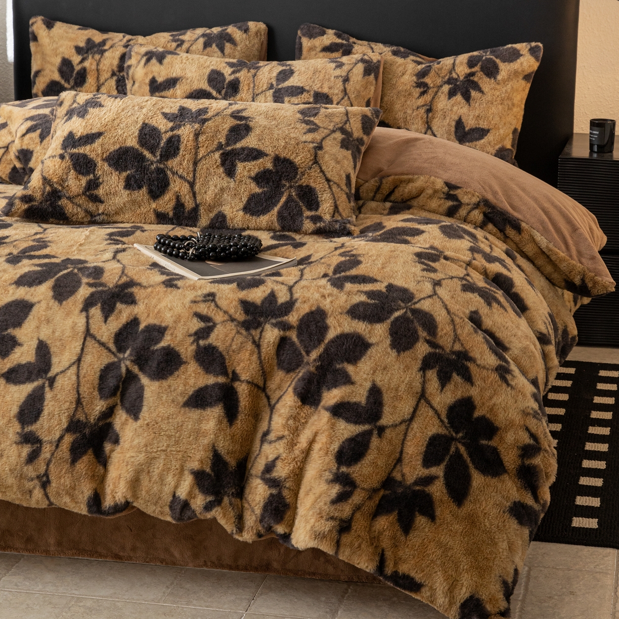 91家纺网 家纺一手货源 找家纺 简宜家居（朝初家纺） 2025新款印花兔兔绒+纯色牛奶绒双拼四件套 秋枝焦糖