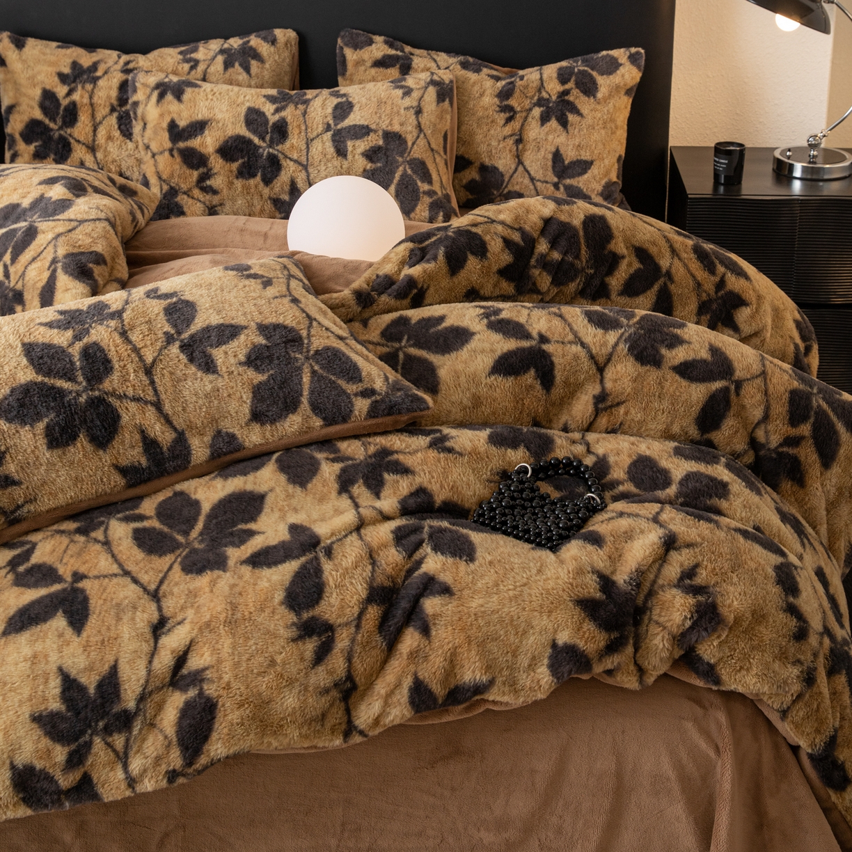 91家纺网 家纺一手货源 找家纺 简宜家居（朝初家纺） 2025新款印花兔兔绒+纯色牛奶绒双拼四件套 秋枝焦糖