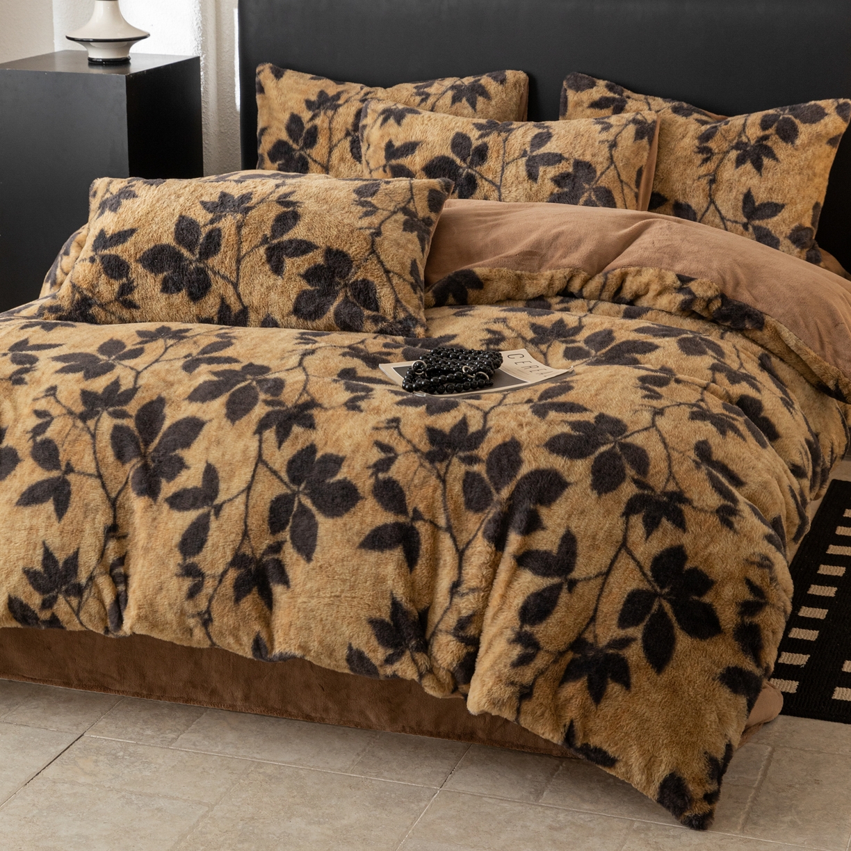 91家纺网 家纺一手货源 找家纺 简宜家居（朝初家纺） 2025新款印花兔兔绒+纯色牛奶绒双拼四件套 秋枝焦糖