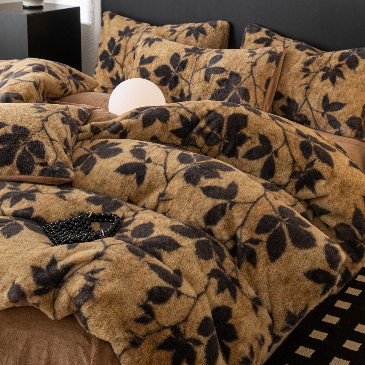 91家纺网 家纺一手货源 找家纺 简宜家居（朝初家纺） 2025新款印花兔兔绒+纯色牛奶绒双拼四件套 秋枝焦糖