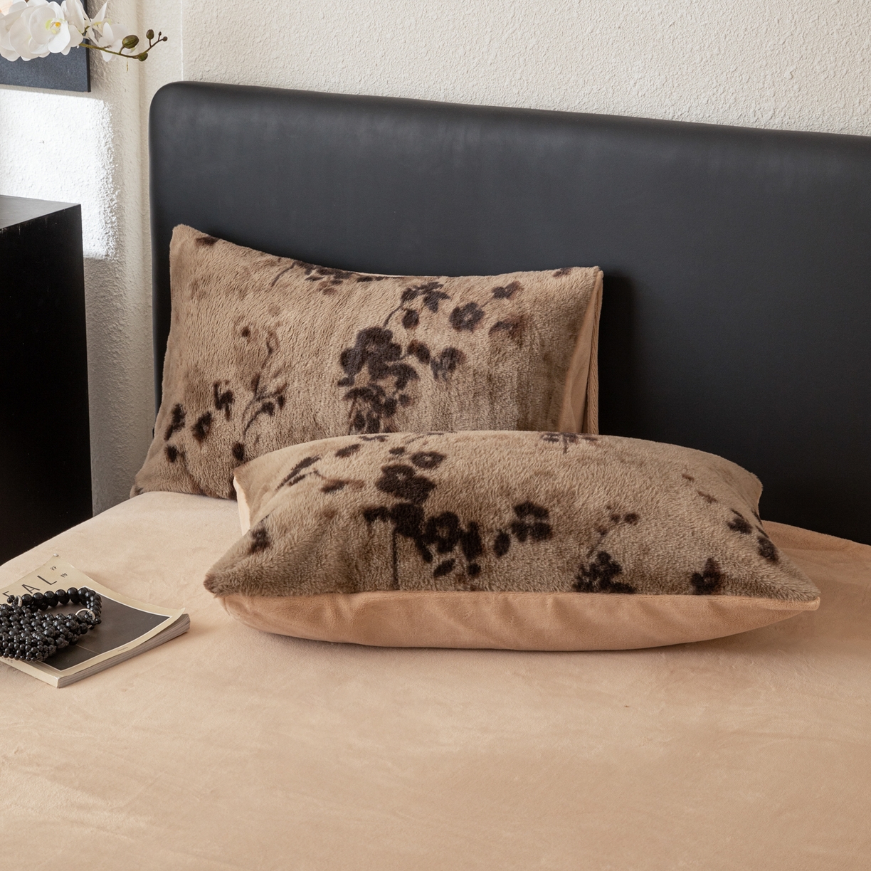 91家纺网 家纺一手货源 找家纺 简宜家居（朝初家纺） 2025新款印花兔兔绒+纯色牛奶绒双拼四件套 一支秀-咖