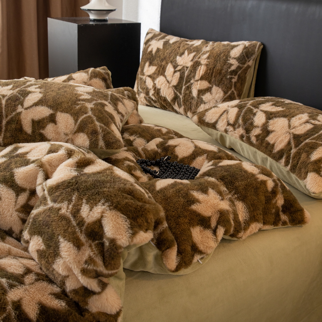 91家纺网 家纺一手货源 找家纺 简宜家居（朝初家纺） 2025新款印花兔兔绒+纯色牛奶绒双拼四件套 秋枝果绿