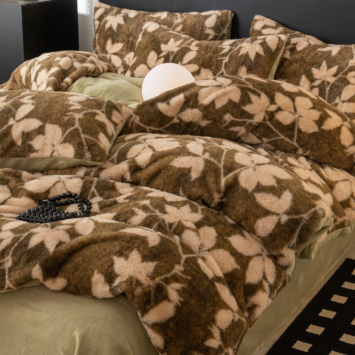 91家纺网 家纺一手货源 找家纺 简宜家居（朝初家纺） 2025新款印花兔兔绒+纯色牛奶绒双拼四件套 秋枝果绿