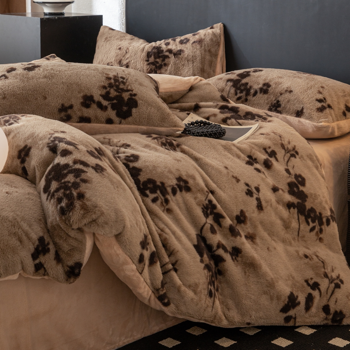 91家纺网 家纺一手货源 找家纺 简宜家居（朝初家纺） 2025新款印花兔兔绒+纯色牛奶绒双拼四件套 一支秀-咖