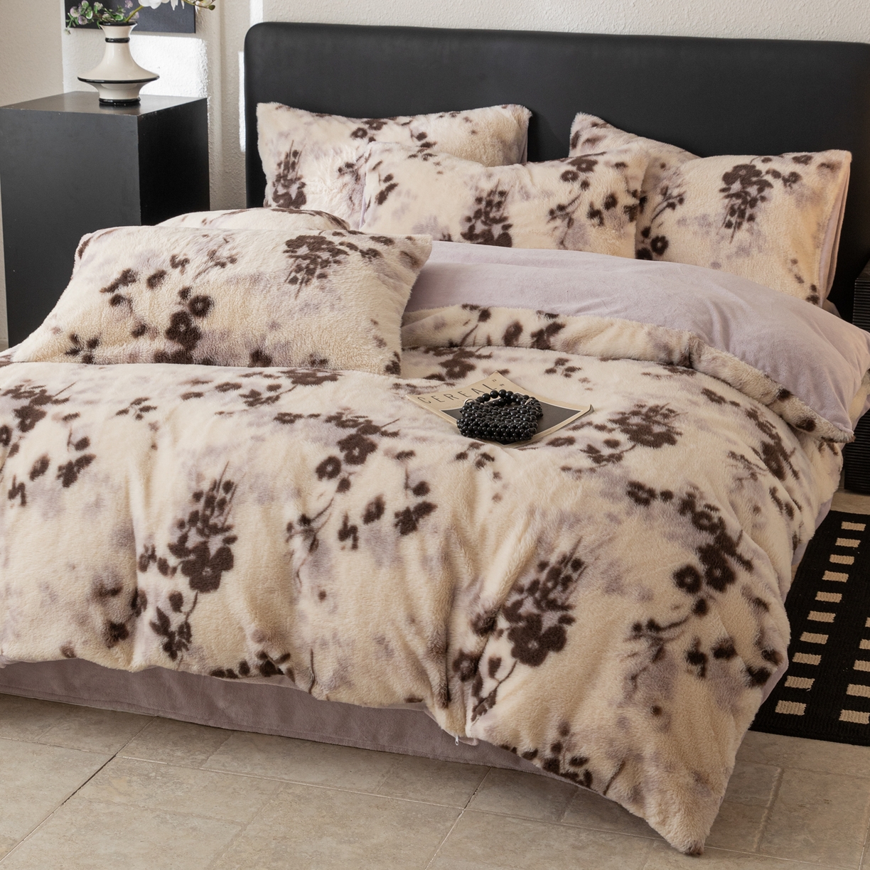 91家纺网 家纺一手货源 找家纺 简宜家居（朝初家纺） 2025新款印花兔兔绒+纯色牛奶绒双拼四件套 米绒花絮