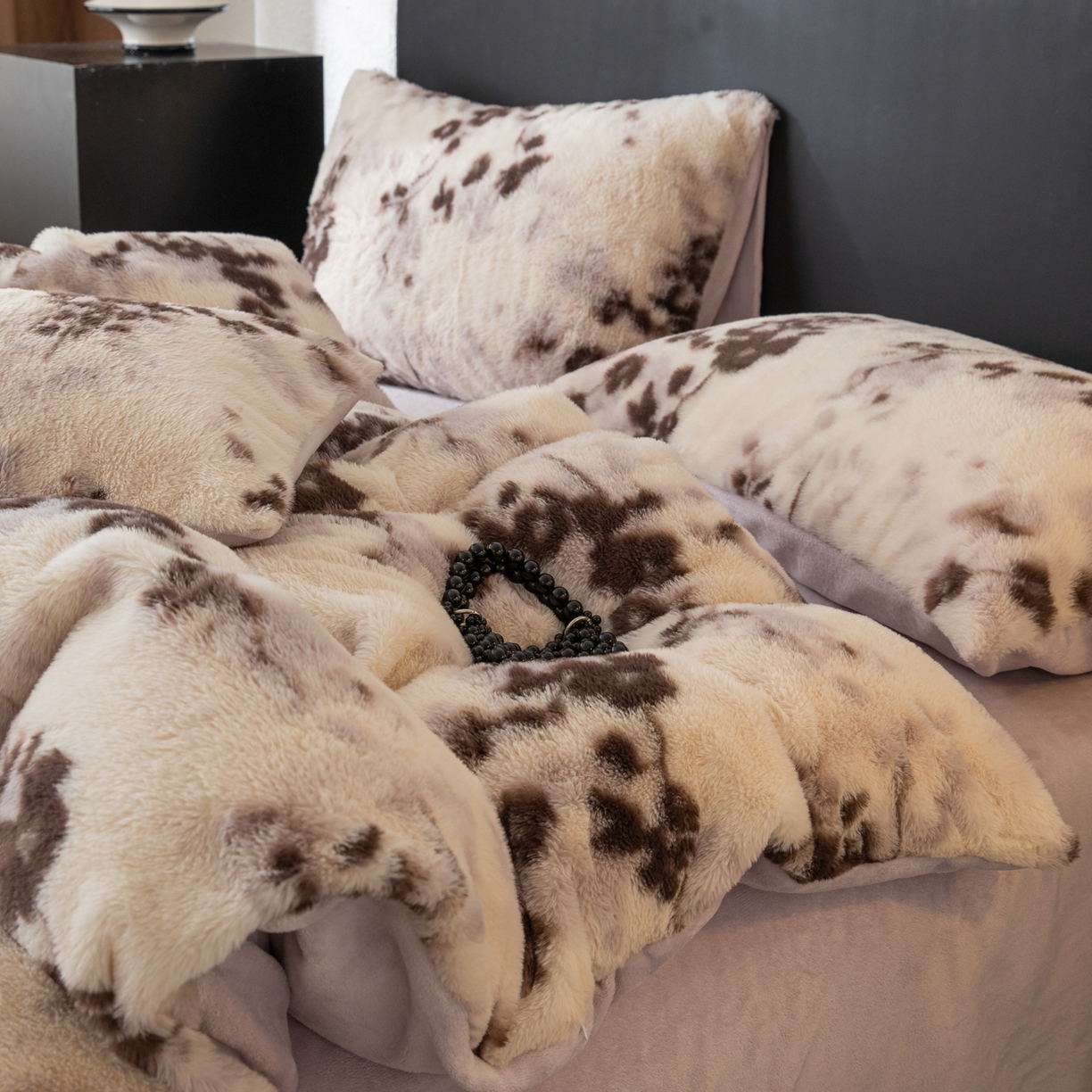 91家纺网 家纺一手货源 找家纺 简宜家居（朝初家纺） 2025新款印花兔兔绒+纯色牛奶绒双拼四件套 米绒花絮