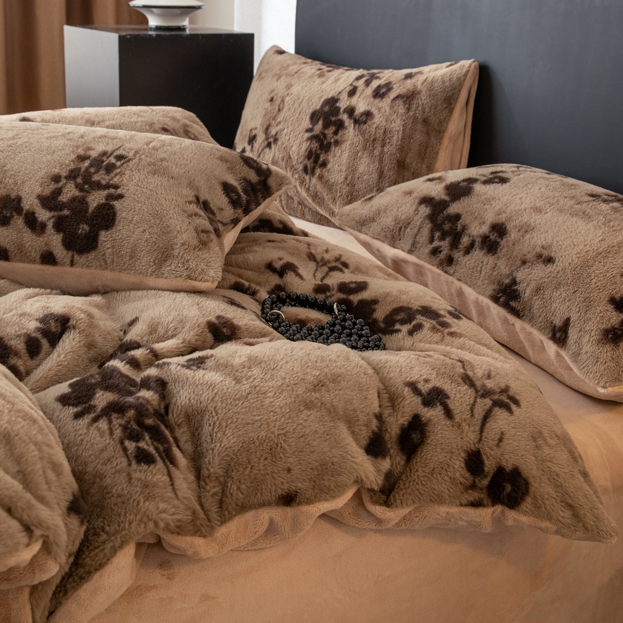 91家纺网 家纺一手货源 找家纺 简宜家居（朝初家纺） 2025新款印花兔兔绒+纯色牛奶绒双拼四件套 一支秀-咖