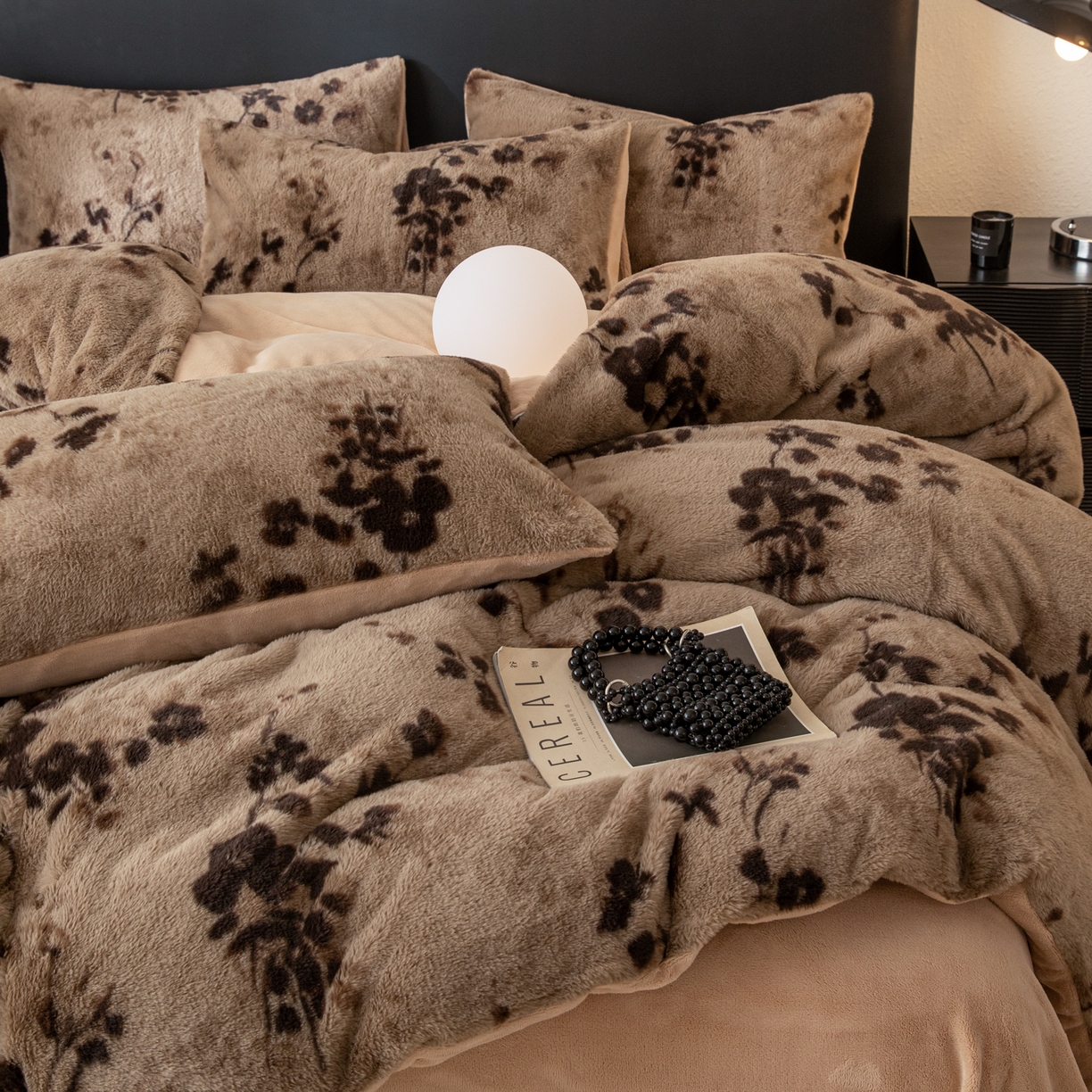 91家纺网 家纺一手货源 找家纺 简宜家居（朝初家纺） 2025新款印花兔兔绒+纯色牛奶绒双拼四件套 一支秀-咖