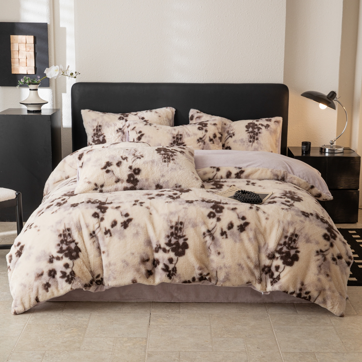 91家纺网 家纺一手货源 找家纺 简宜家居（朝初家纺） 2025新款印花兔兔绒+纯色牛奶绒双拼四件套 米绒花絮