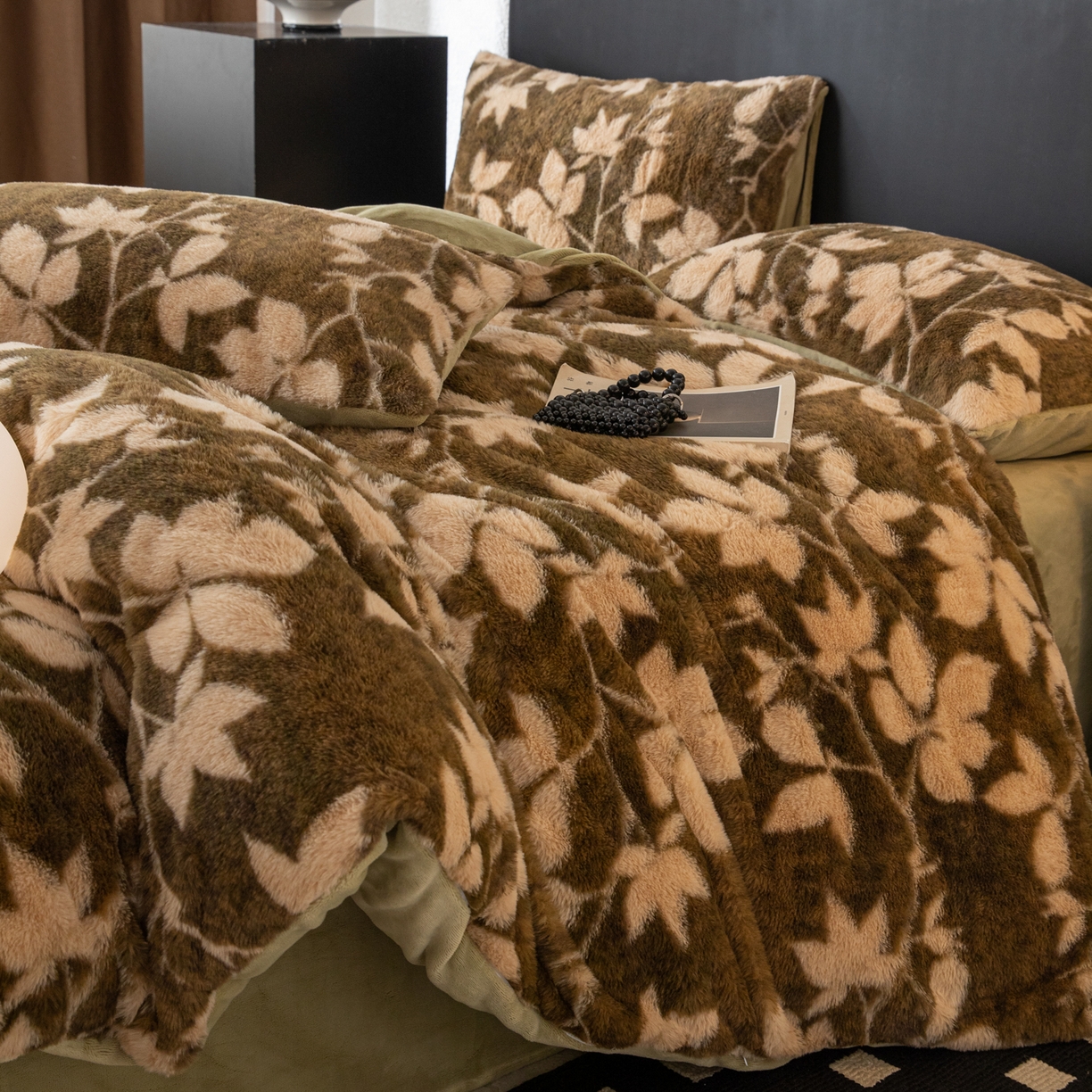 91家纺网 家纺一手货源 找家纺 简宜家居（朝初家纺） 2025新款印花兔兔绒+纯色牛奶绒双拼四件套 秋枝果绿