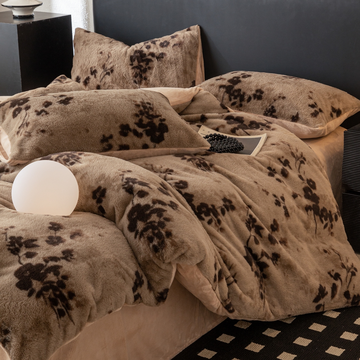 91家纺网 家纺一手货源 找家纺 简宜家居（朝初家纺） 2025新款印花兔兔绒+纯色牛奶绒双拼四件套 一支秀-咖