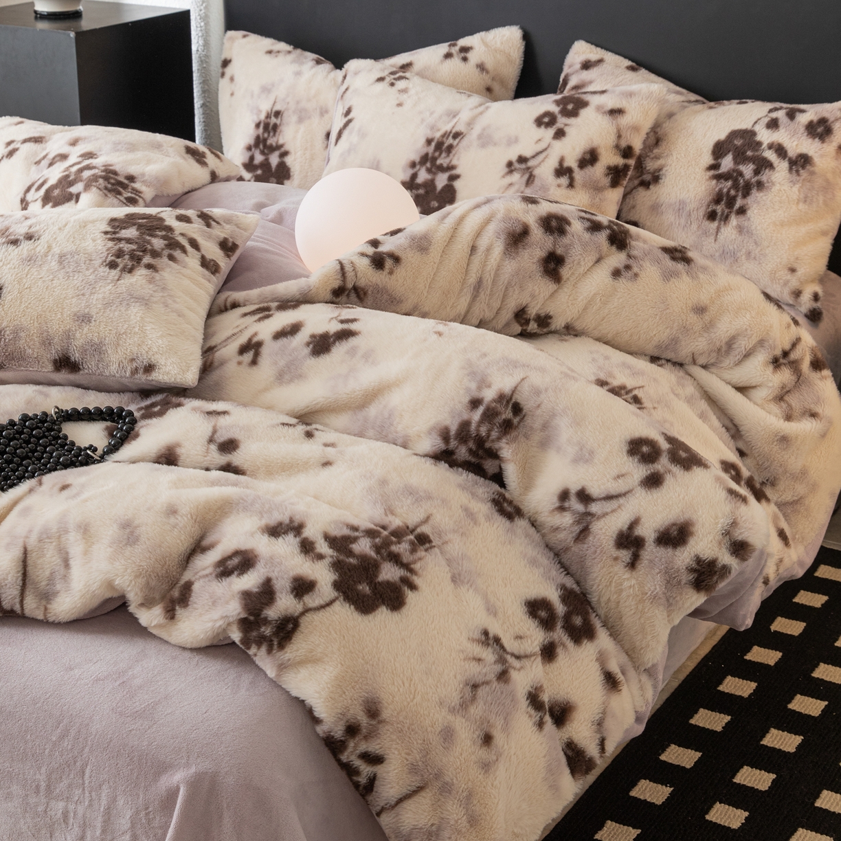 91家纺网 家纺一手货源 找家纺 简宜家居（朝初家纺） 2025新款印花兔兔绒+纯色牛奶绒双拼四件套 米绒花絮