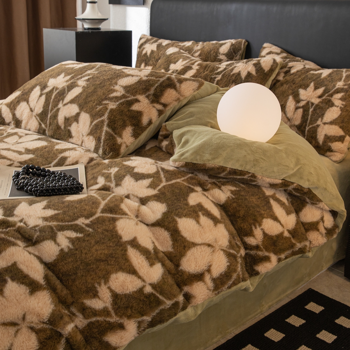 91家纺网 家纺一手货源 找家纺 简宜家居（朝初家纺） 2025新款印花兔兔绒+纯色牛奶绒双拼四件套 秋枝果绿