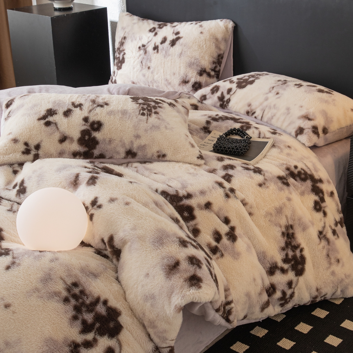 91家纺网 家纺一手货源 找家纺 简宜家居（朝初家纺） 2025新款印花兔兔绒+纯色牛奶绒双拼四件套 米绒花絮