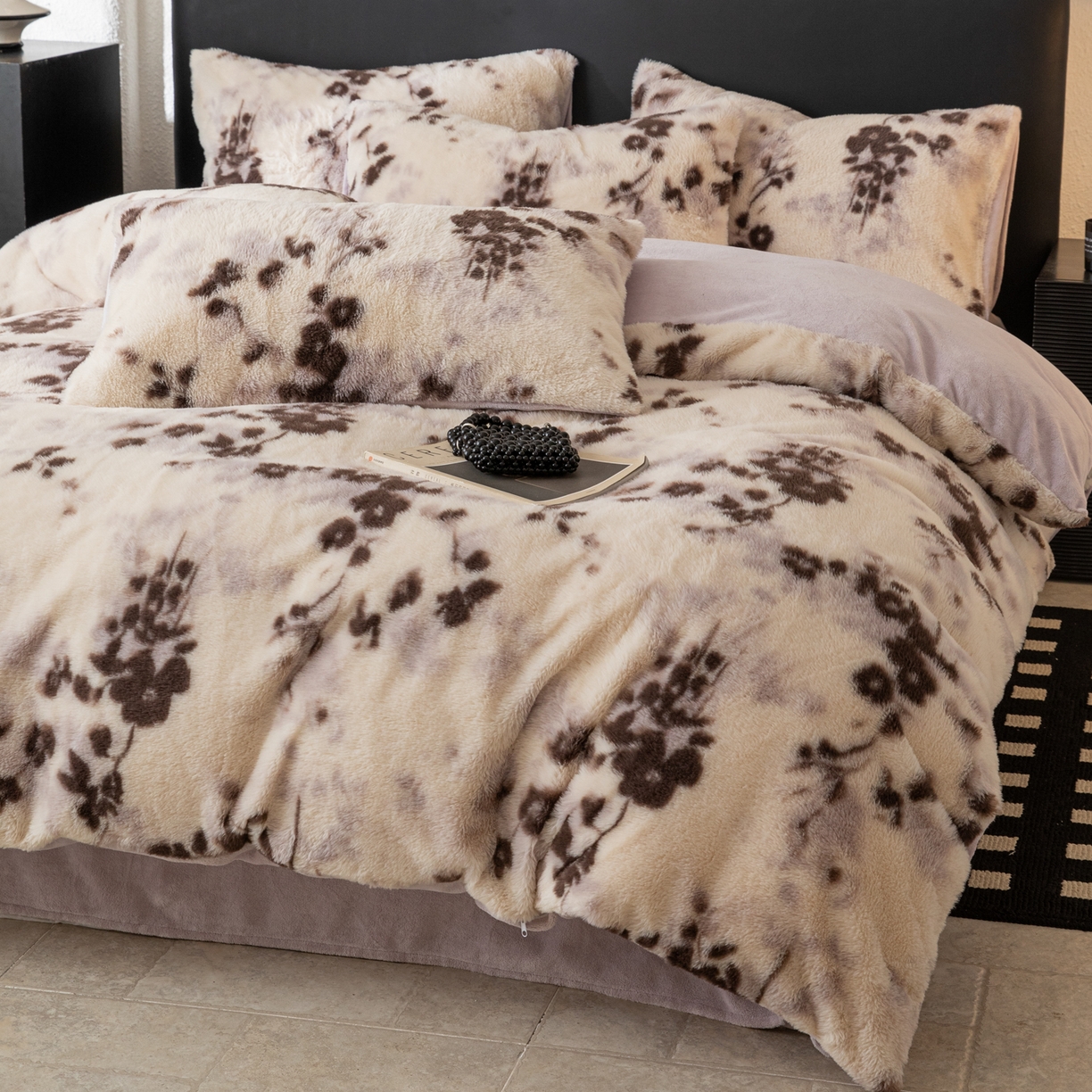 91家纺网 家纺一手货源 找家纺 简宜家居（朝初家纺） 2025新款印花兔兔绒+纯色牛奶绒双拼四件套 米绒花絮