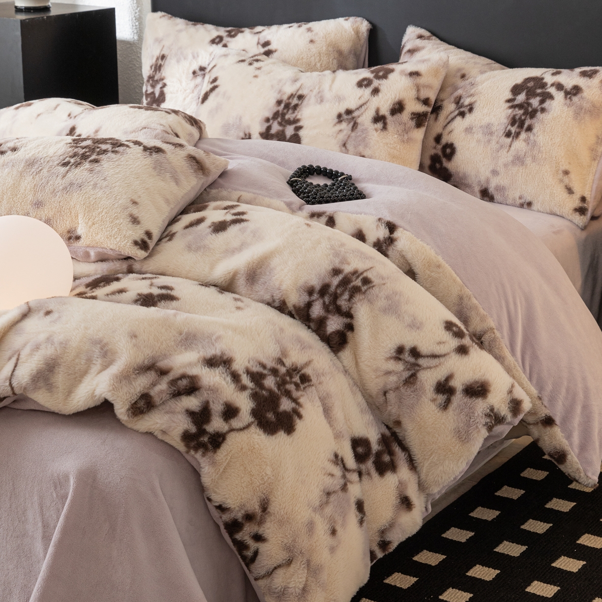 91家纺网 家纺一手货源 找家纺 简宜家居（朝初家纺） 2025新款印花兔兔绒+纯色牛奶绒双拼四件套 米绒花絮