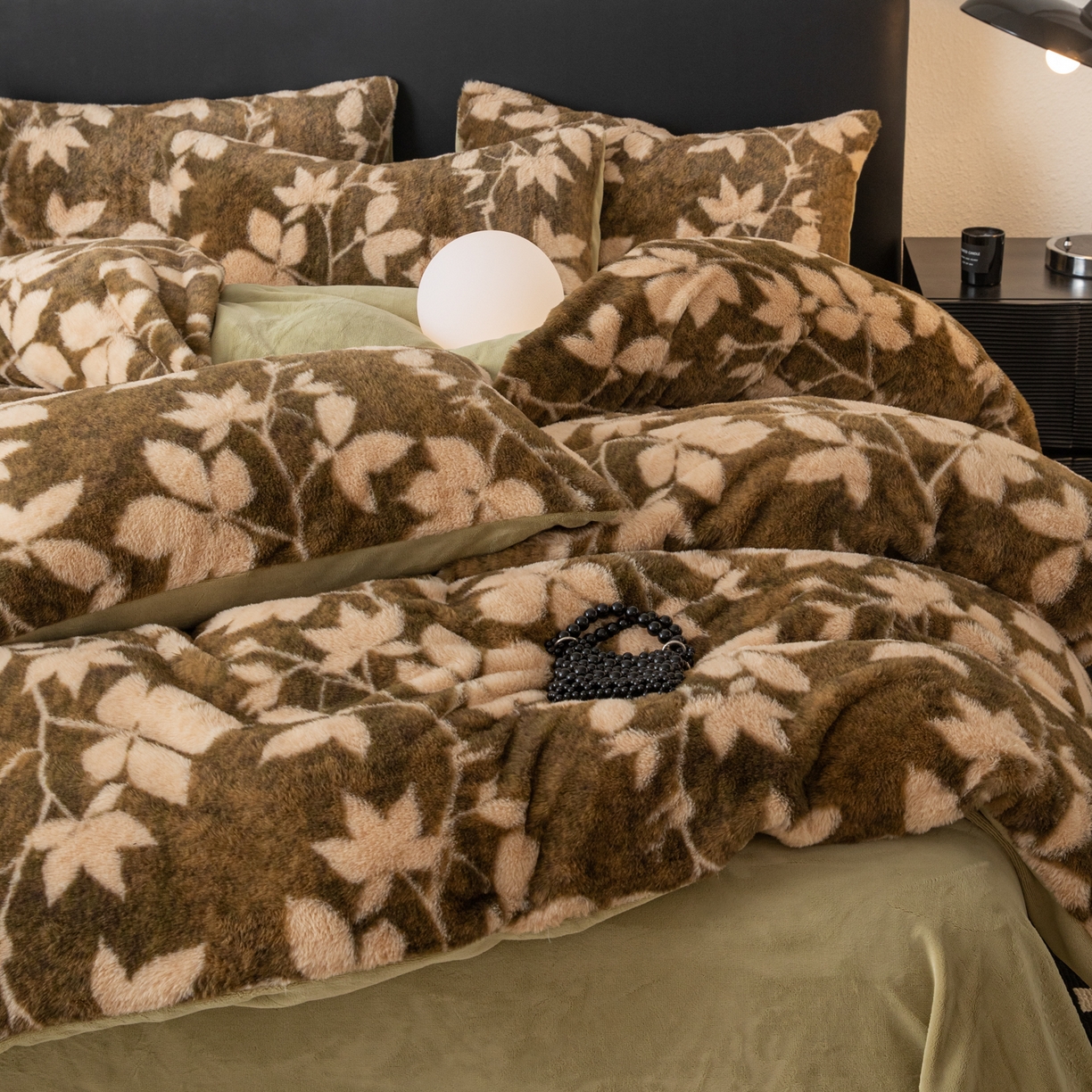 91家纺网 家纺一手货源 找家纺 简宜家居（朝初家纺） 2025新款印花兔兔绒+纯色牛奶绒双拼四件套 秋枝果绿