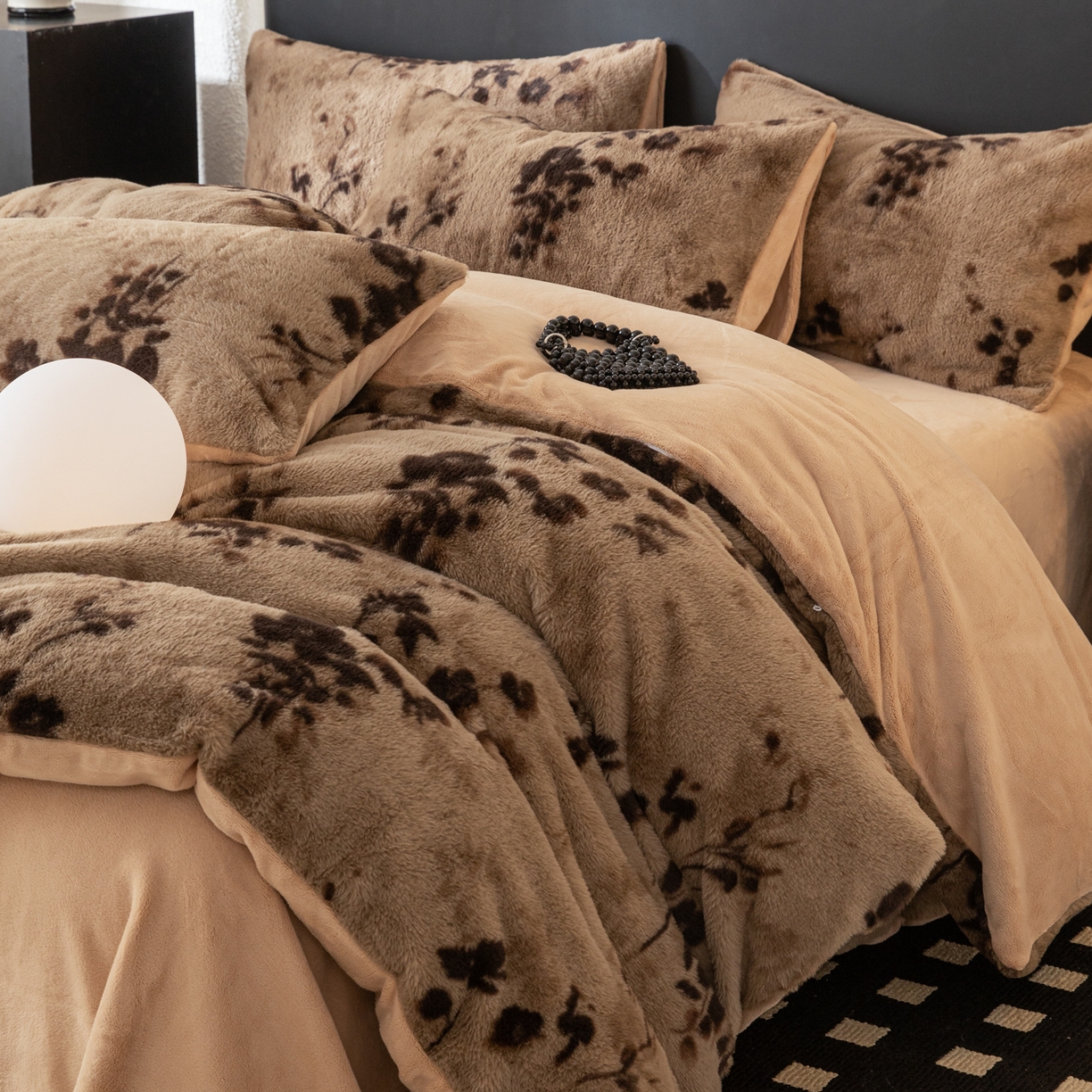 91家纺网 家纺一手货源 找家纺 简宜家居（朝初家纺） 2025新款印花兔兔绒+纯色牛奶绒双拼四件套 一支秀-咖