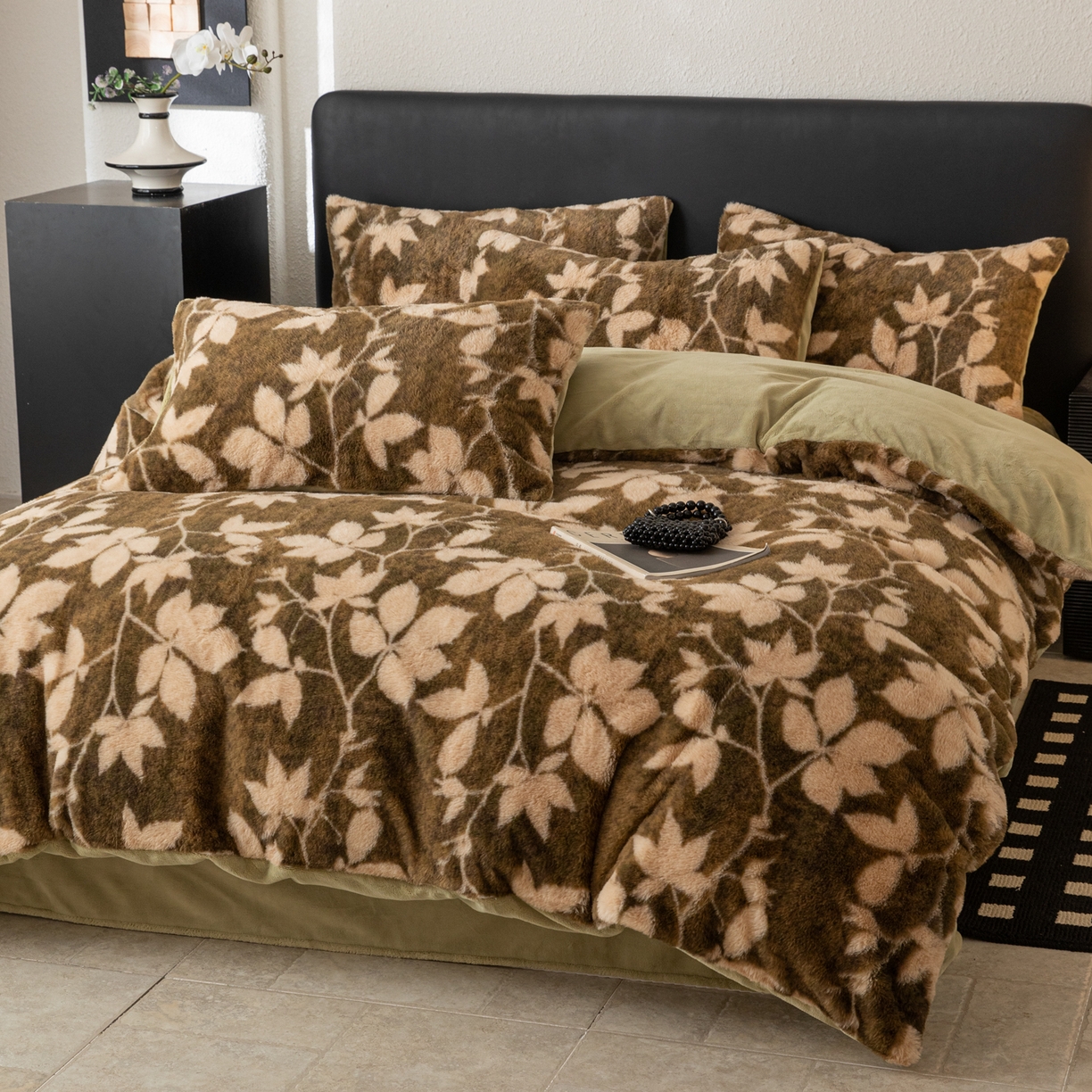 91家纺网 家纺一手货源 找家纺 简宜家居（朝初家纺） 2025新款印花兔兔绒+纯色牛奶绒双拼四件套 秋枝果绿