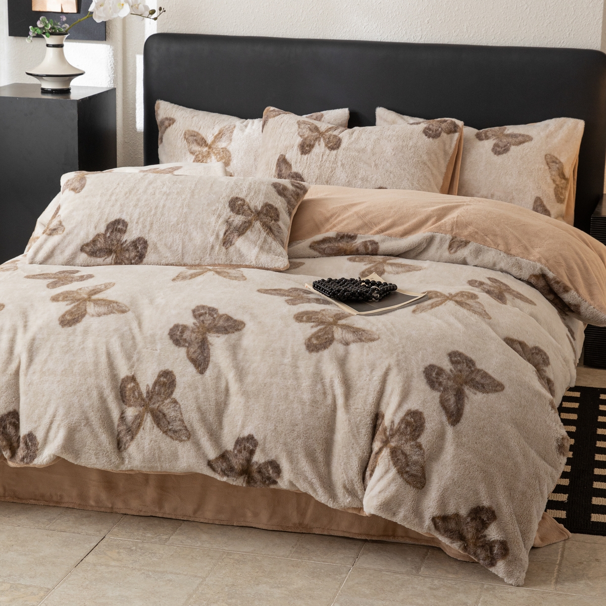 91家纺网 家纺一手货源 找家纺 简宜家居（朝初家纺） 2025新款印花兔兔绒+纯色牛奶绒双拼四件套 蝶影暖绒