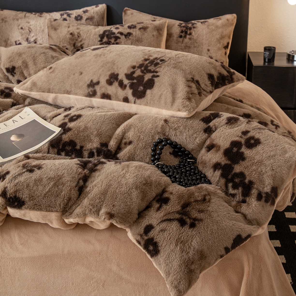 91家纺网 家纺一手货源 找家纺 简宜家居（朝初家纺） 2025新款印花兔兔绒+纯色牛奶绒双拼四件套 一支秀-咖