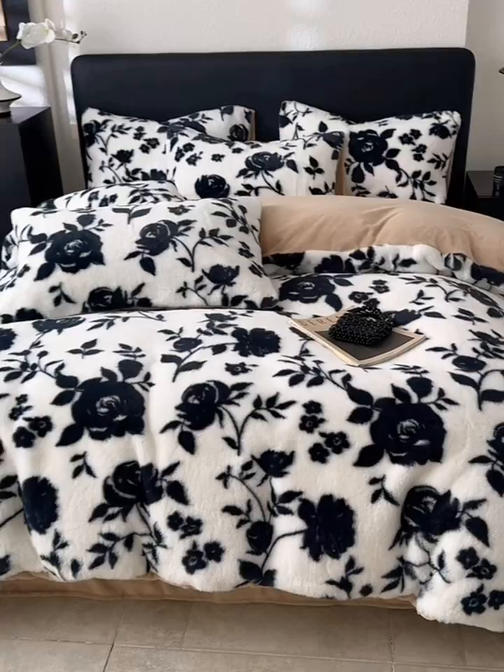 91家纺网 家纺一手货源 找家纺 简宜家居（朝初家纺） 2025新款印花兔兔绒+纯色牛奶绒双拼四件套 墨绒花-奶白