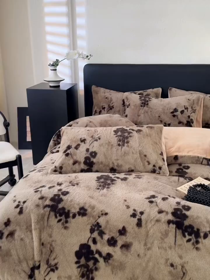 91家纺网 家纺一手货源 找家纺 简宜家居（朝初家纺） 2025新款印花兔兔绒+纯色牛奶绒双拼四件套 一支秀-咖